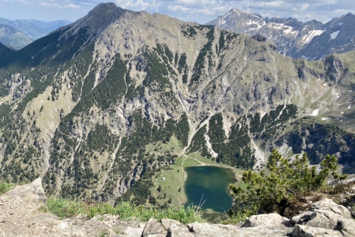 Tiefblick vom Rubihorn auf den unteren Gaisalpsee, türkisgrünes Wasser im Bergkar, Allgäuer Alpen im Hintergrund