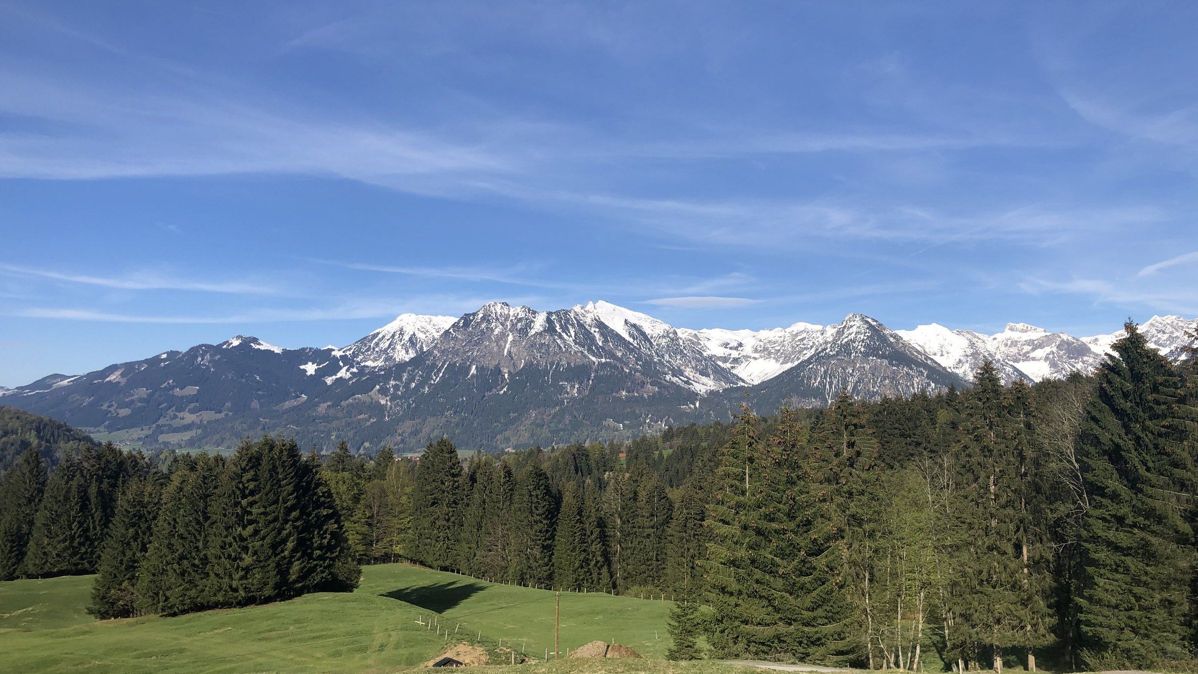 View from Alpe Dornach across the snow-covered Allgäu main ridge in spring