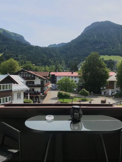 Ostbalkon mit Blick auf die Allgäuer Berge und die Heini-Klopfer-Schanze. Vormittagslicht, Sommer.